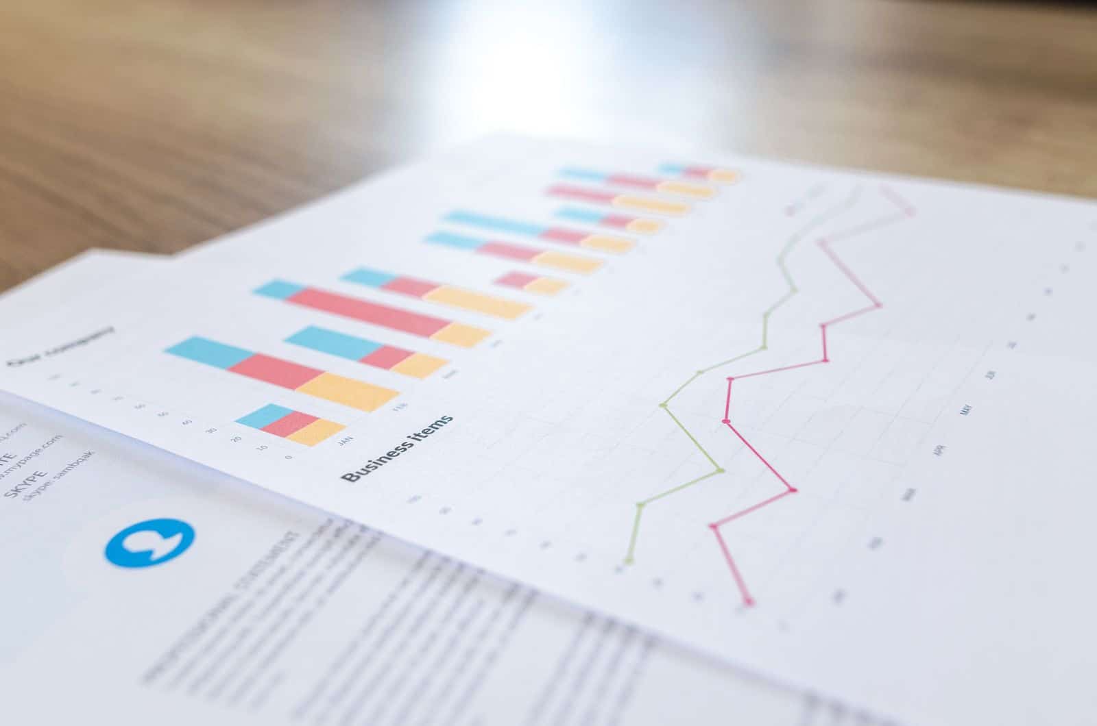 Documents imprimés avec courbes et graphiques posés sur un bureau — l'analyse d'un audit SEO