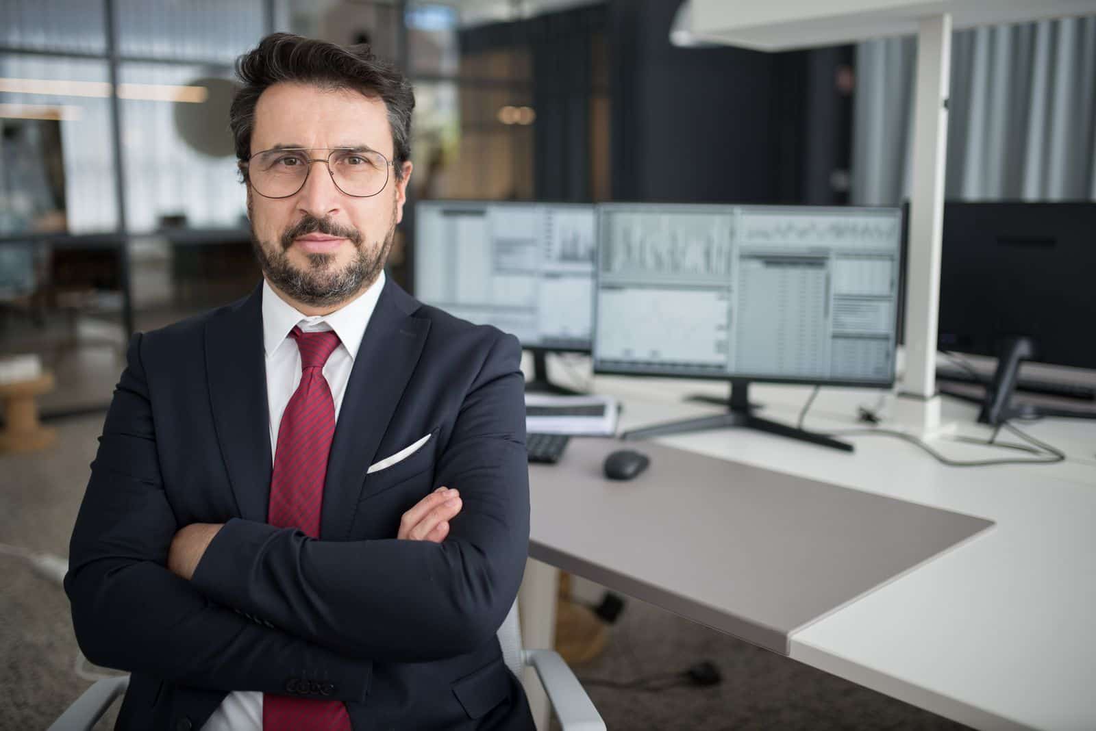 Professionnel en costume travaillant à son bureau — l'audience B2B de LinkedIn