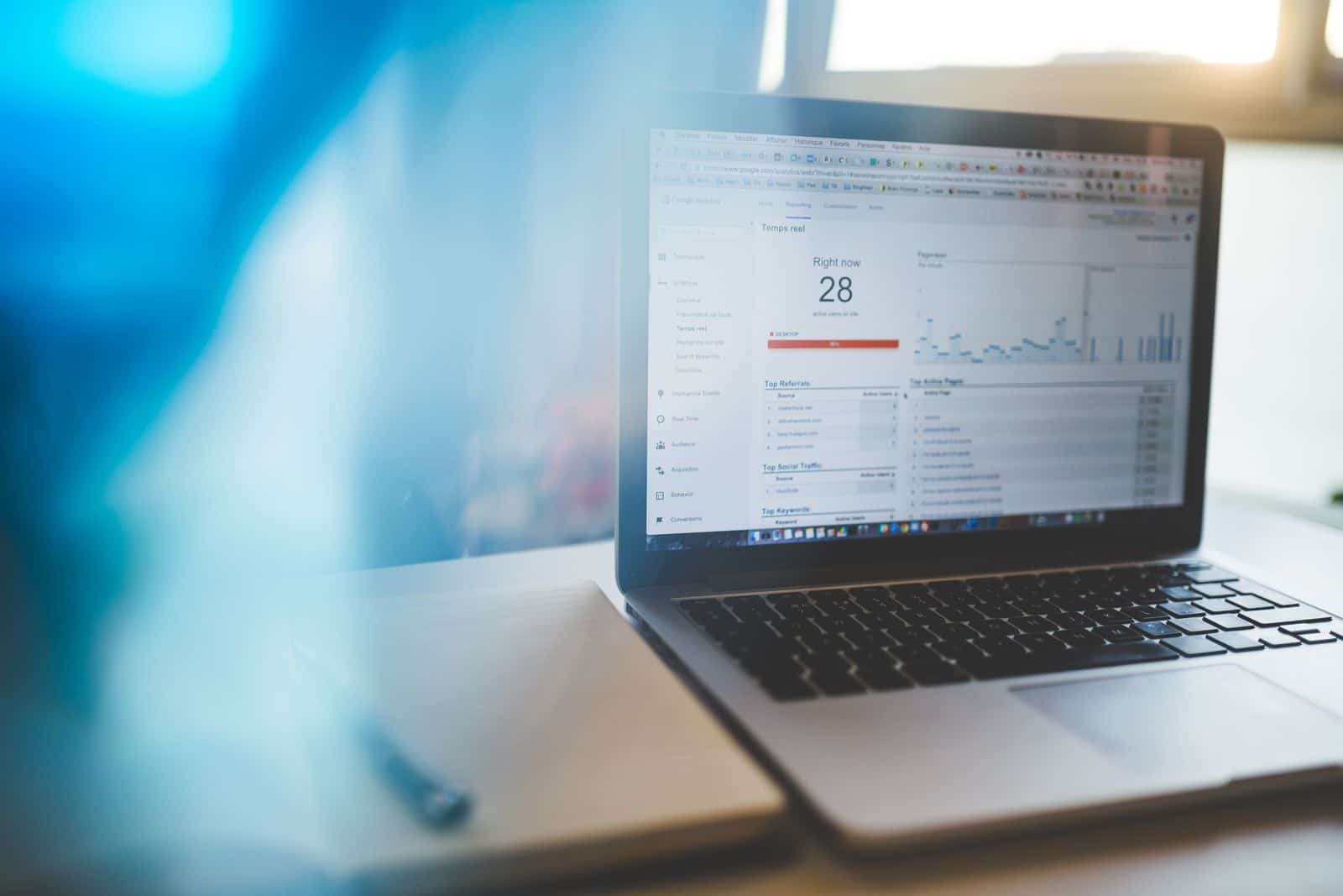 Ordinateur portable affichant un tableau de bord Google Analytics — la mesure du retour sur investissement marketing