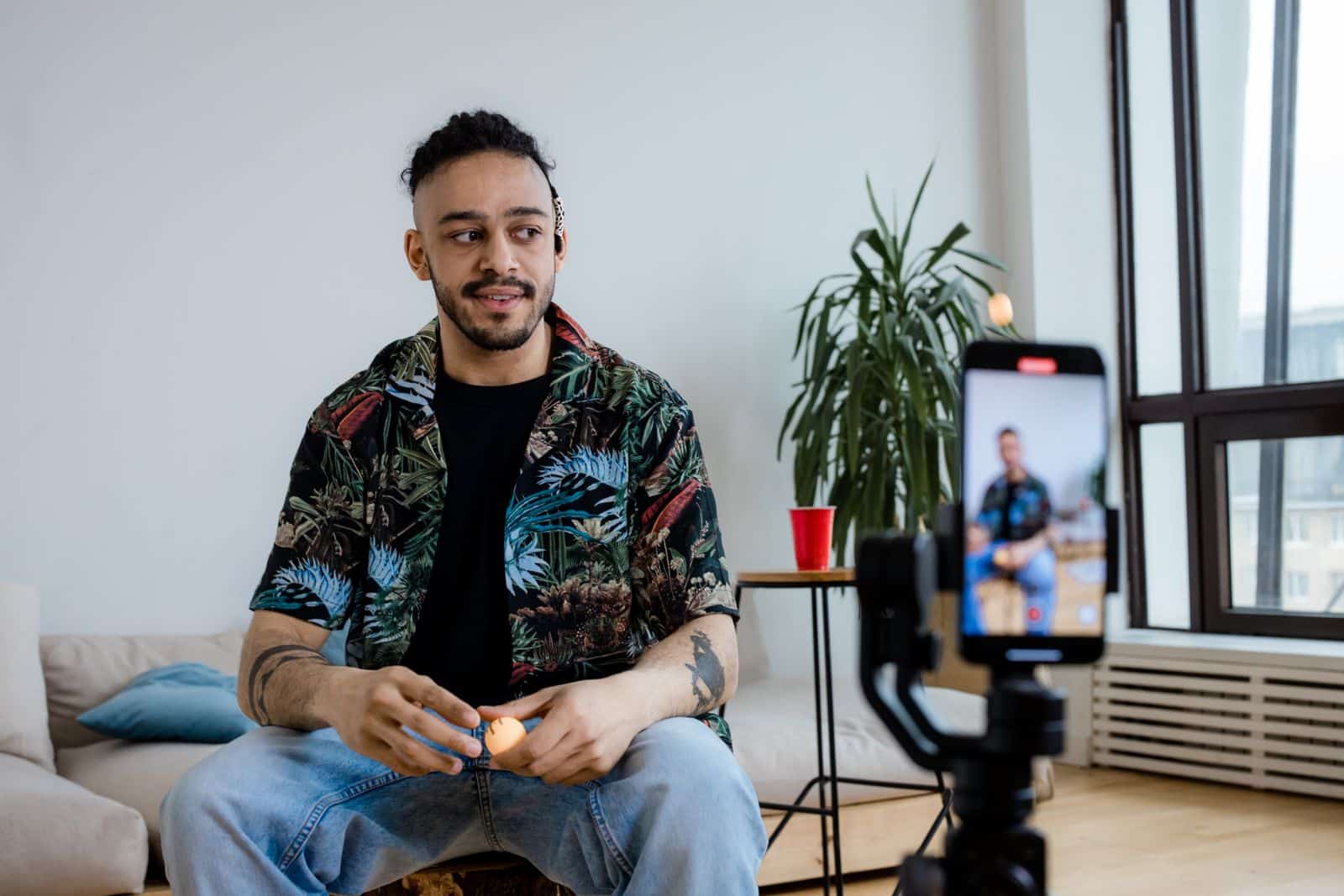 Créateur filmant une vidéo verticale avec un smartphone — le format publicitaire natif de TikTok