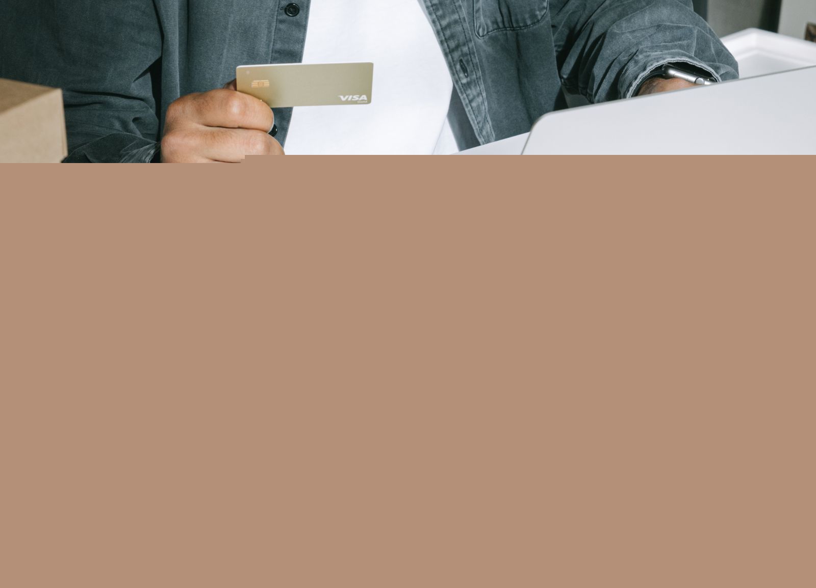 Personne effectuant un achat en ligne avec une carte bancaire, entourée de colis — le e-commerce au Maroc