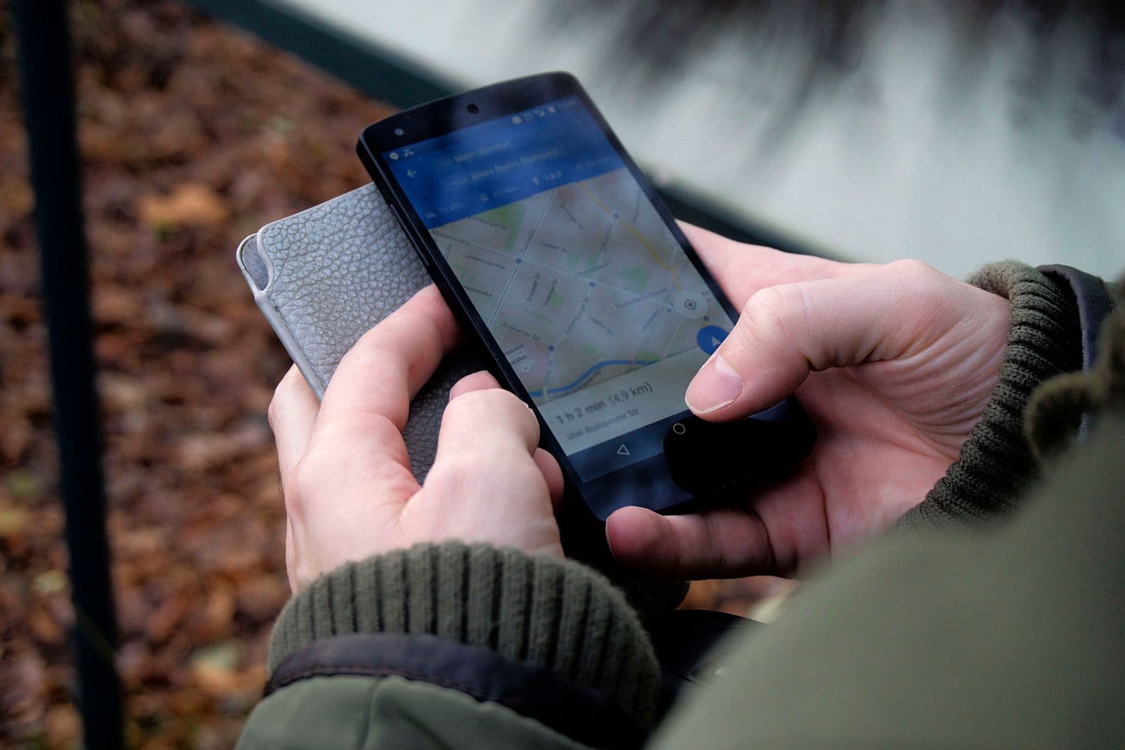 Main tenant un smartphone affichant Google Maps — la recherche locale au Maroc