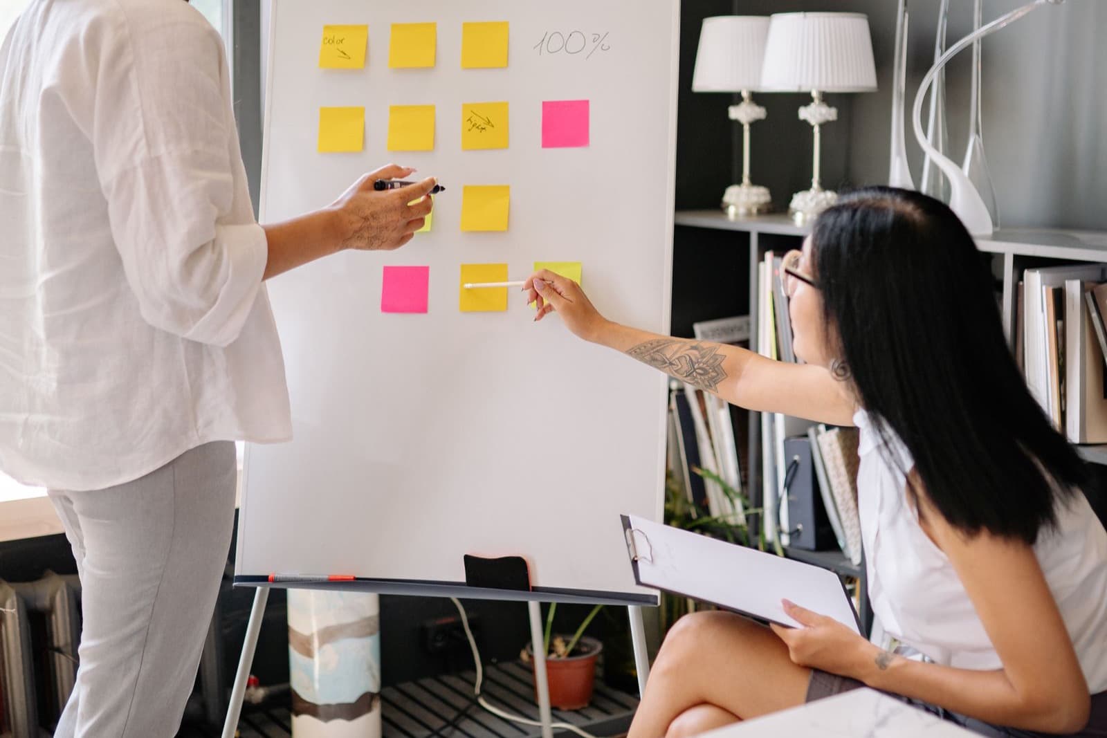 Équipe collaborant autour de notes et d'écrans dans un bureau — l'organisation du marketing en interne