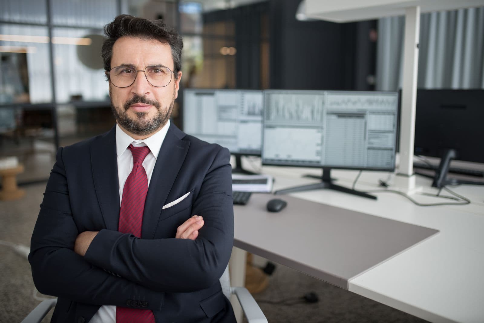 Professionnel en costume travaillant à son bureau — l'audience B2B de LinkedIn